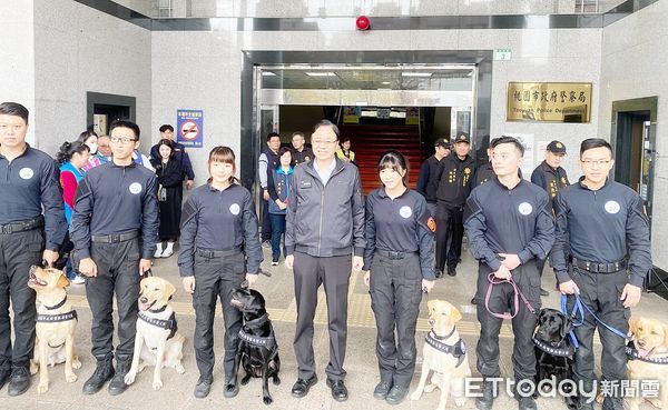 ▲桃園市警局今天上午成立警犬隊，會後市長張善政與領犬員、警犬在市警局前合影。（圖／記者沈繼昌翻攝）