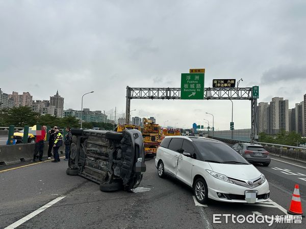 ▲▼             台65線3車連環撞，其中1輛轎車翻覆。（圖／記者陳以昇翻攝，下同）