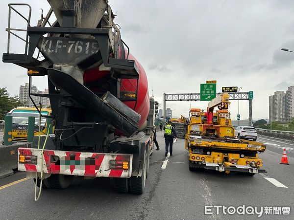 ▲▼             台65線3車連環撞，其中1輛轎車翻覆。（圖／記者陳以昇翻攝，下同）