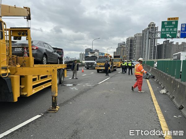 ▲▼             台65線3車連環撞，其中1輛轎車翻覆。（圖／記者陳以昇翻攝，下同）