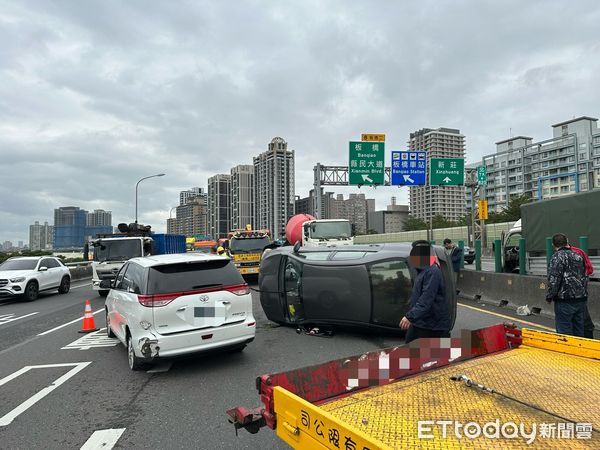 ▲▼             台65線3車連環撞，其中1輛轎車翻覆。（圖／記者陳以昇翻攝，下同）