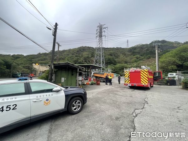 ▲基隆修車廠意外，老闆頭部變形失去生命跡象。（圖／記者郭世賢翻攝，下同）