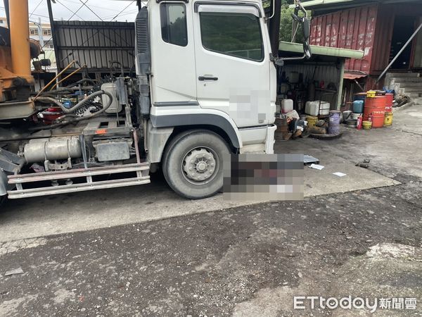 ▲基隆修車廠老闆頭部遭重壓，送醫宣告不治。（圖／記者郭世賢翻攝，下同）