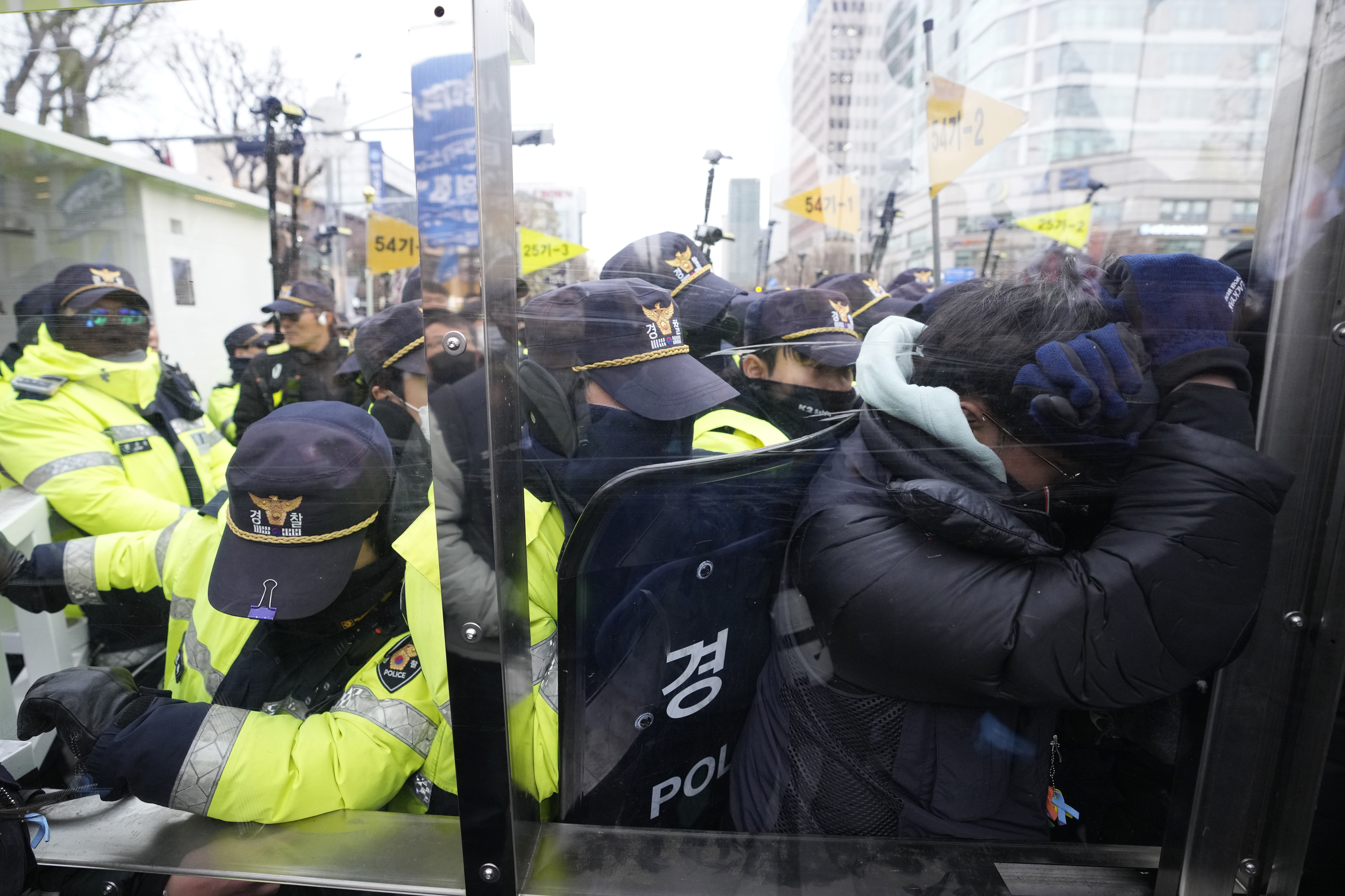 ▲▼ 南韓總統尹錫悅戒嚴風波，民眾12日遊行示威。（圖／達志影像／美聯社）