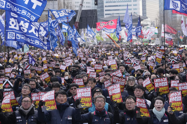 ▲▼ 南韓總統尹錫悅戒嚴風波，民眾12日遊行示威。（圖／達志影像／美聯社）