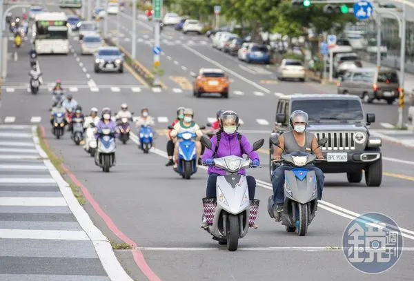 明年元旦起，使用「非原廠（改裝）排氣管」的車主，若未完成變更登記，最高面臨5,400元罰鍰。（本刊資料照）