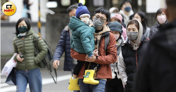 週日朝晨女同 偷拍，中部以北和東北部低溫將下探11至13度。（圖／侯世駿攝）