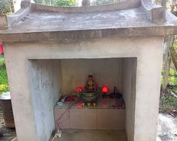 南投知名觀光景點的水沙漣古道上的百姓公廟，近期卻遭人安放土地公神尊，引發地方不安。（劉啟帆提供）