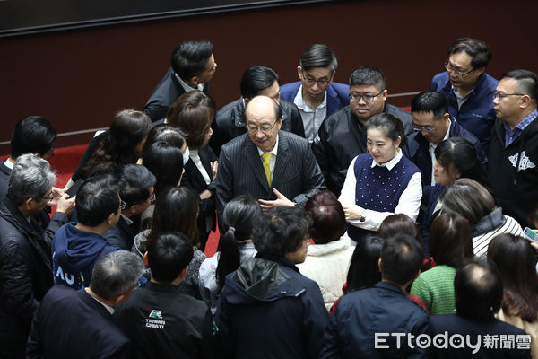 ▲民進黨團總召柯建銘召集委員開會。（圖／記者林敬旻攝）