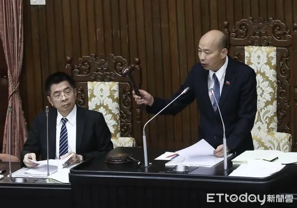 ▲▼中華民國113年度中央政府總預算案附屬單位預算及綜計表  三讀 敲槌 韓國瑜 立法院院會。（圖／記者屠惠剛攝）