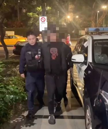 專案小組在短短一小時內破案，成功逮捕梁嫌（圖右），追回車輛與財物。（翻攝畫面）