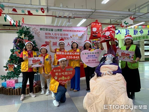 ▲東蘭獅子會扮「聖誕好人」，來為植物人送溫暖與祝福。（圖／記者楊漢聲翻攝）