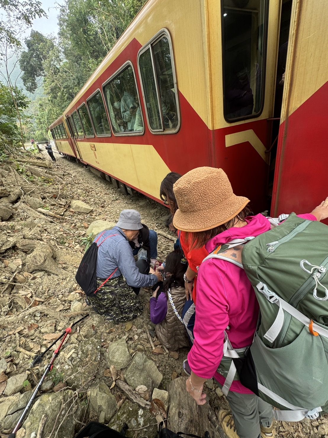 ▲▼   阿里山林鐵列車事故          。（圖／記者翁伊森翻攝）