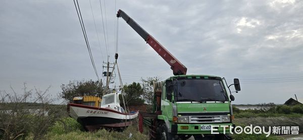 ▲▼    台南市七股區一輛吊車意外         。（圖／記者林東良翻攝）