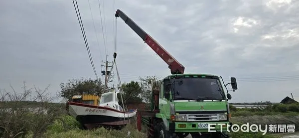 ▲▼    台南市七股區一輛吊車意外         。（圖／記者林東良翻攝）