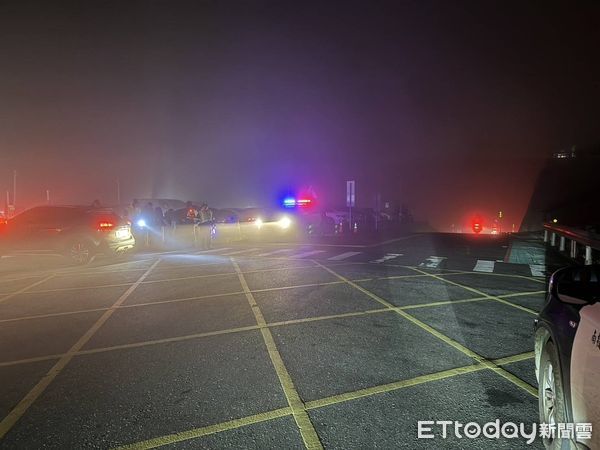 ▲雙子座流星雨吸引大批遊客人車湧上合歡山觀賞，警方從凌晨起增派警力執行交通疏導工作。（圖／記者高堂堯翻攝）