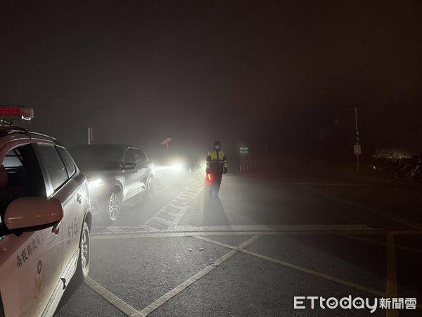 ▲雙子座流星雨吸引大批遊客人車湧上合歡山觀賞，警方從凌晨起增派警力執行交通疏導工作。（圖／記者高堂堯翻攝）