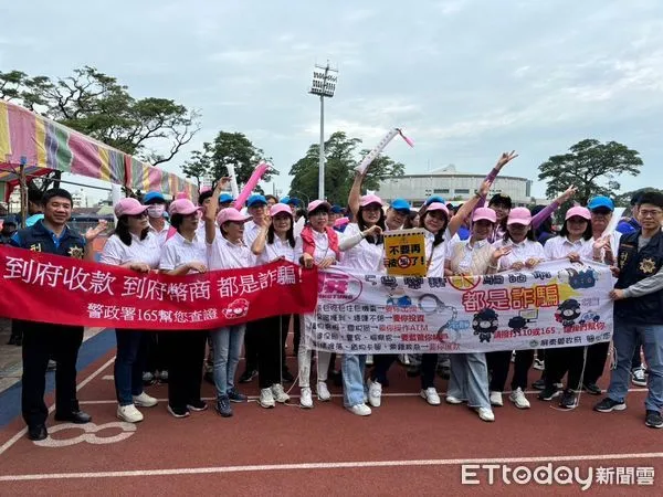 ▲屏東縣政府局察局刑警大隊人員在屏東縣運暨公教聯合運動會場進行打詐宣導             。（圖／縣警局提供）