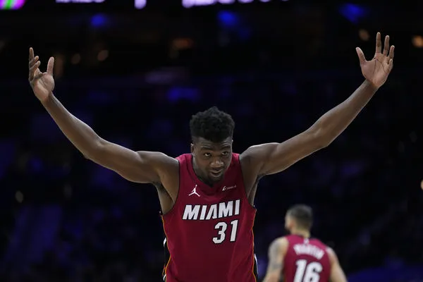 ▲▼熱火將替補長人布萊恩送到溜馬。（圖／達志影像／美聯社）