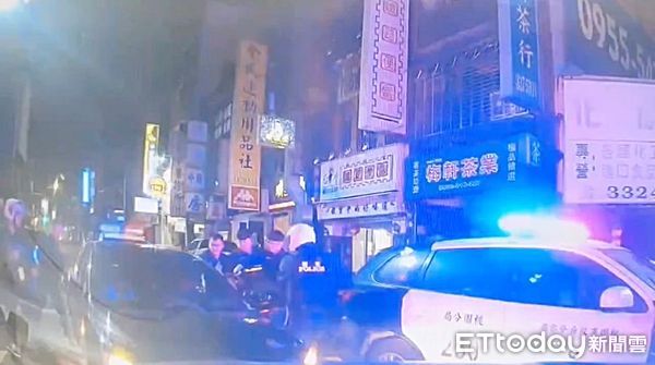 ▲桃園市蔡姓男子昨天深夜駕駛遭註銷車牌轎車被警方攔查，拒檢後高速逃逸，線上警力圍捕破窗制服到案。（圖／記者沈繼昌翻攝）