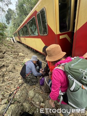 ▲▼   阿里山林鐵列車事故          。（圖／記者翁伊森翻攝）