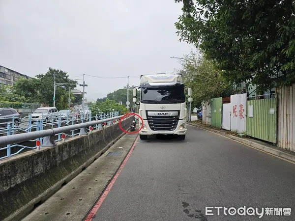 ▲▼ 聯結車未注意視線死角 與微型電動二輪車發生事故 。（圖／記者陸運陞翻攝）