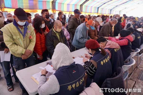 ▲台南紡織集團總裁暨財團法人侯永都社會福利慈善事業基金會創辦人侯博明，14日一早便現身故鄉北門區的二重港仁安宮發放冬令慰問金。（圖／記者林東良翻攝，下同）