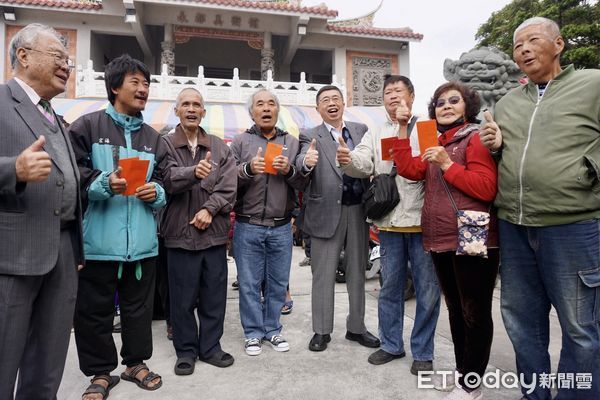 ▲台南紡織集團總裁暨財團法人侯永都社會福利慈善事業基金會創辦人侯博明，14日一早便現身故鄉北門區的二重港仁安宮發放冬令慰問金。（圖／記者林東良翻攝，下同）