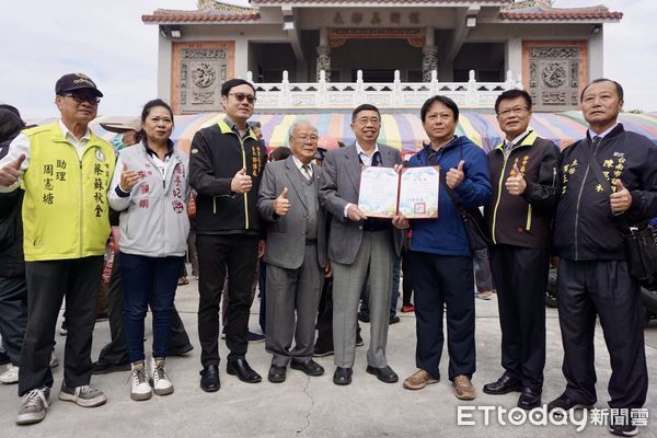 ▲台南紡織集團總裁暨財團法人侯永都社會福利慈善事業基金會創辦人侯博明，14日一早便現身故鄉北門區的二重港仁安宮發放冬令慰問金。（圖／記者林東良翻攝，下同）