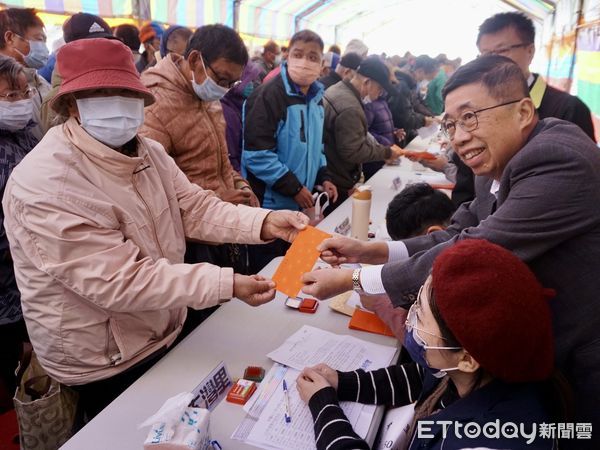 ▲台南紡織集團總裁暨財團法人侯永都社會福利慈善事業基金會創辦人侯博明，14日一早便現身故鄉北門區的二重港仁安宮發放冬令慰問金。（圖／記者林東良翻攝，下同）