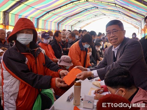 ▲台南紡織集團總裁暨財團法人侯永都社會福利慈善事業基金會創辦人侯博明，14日一早便現身故鄉北門區的二重港仁安宮發放冬令慰問金。（圖／記者林東良翻攝，下同）