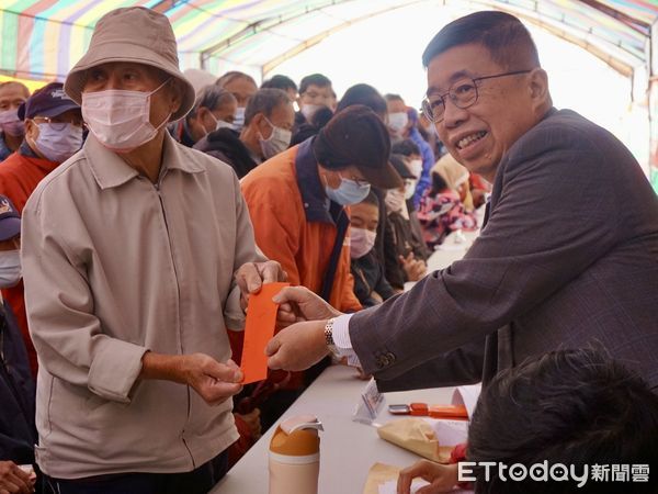 ▲台南紡織集團總裁暨財團法人侯永都社會福利慈善事業基金會創辦人侯博明，14日一早便現身故鄉北門區的二重港仁安宮發放冬令慰問金。（圖／記者林東良翻攝，下同）