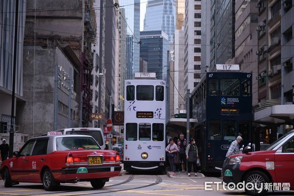 ▲▼「叮叮」的警示聲在香港街頭響起，花蓮的大山大海躍上叮叮車的車體。（圖／花蓮縣政府提供，下同）