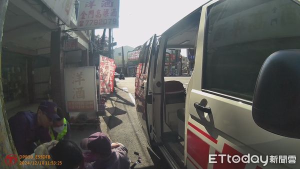 ▲內埔警分局內埔派出所所長陳建維、警員林彥丞助鍾男送醫治療             。（圖／記者陳崑福翻攝）