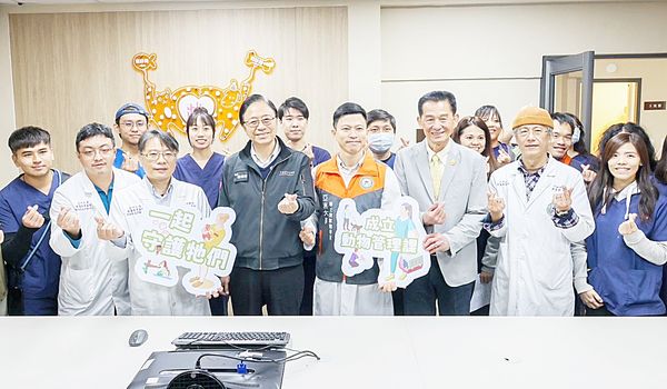 ▲桃園市長張善政與亞洲大學獸醫系師生合影，感謝專業團隊協助毛小孩。（圖／桃園市農業局提供）