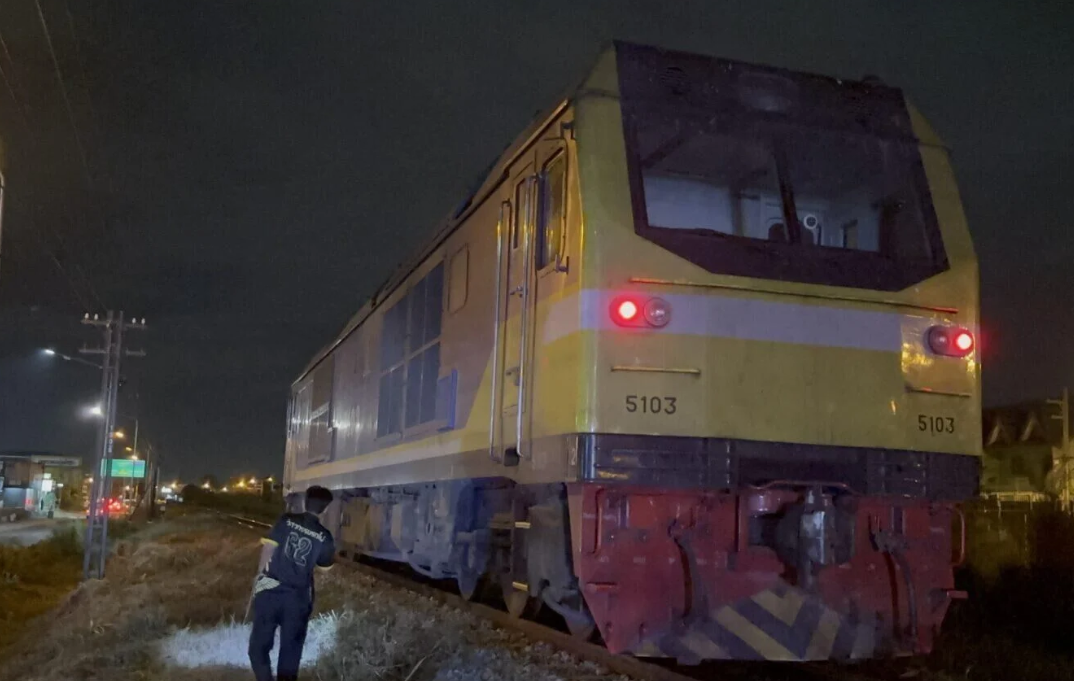 ▲▼天兵男「走鐵軌」被火車撞！奇蹟生還僅輕傷。（圖／翻攝自芭達雅新聞）