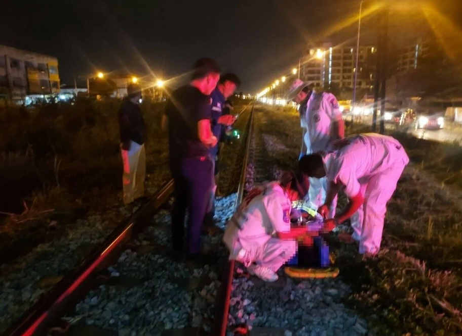 ▲▼天兵男「走鐵軌」被火車撞！奇蹟生還僅輕傷。（圖／翻攝自芭達雅新聞）