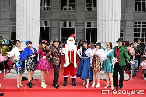▲奇美博物館「2024聖誕週末」盛大登場！活動首日便吸引大批人潮湧入，經典的聖誕大舞會high翻全場，聖誕市集匯集百攤美食，讓遊客大飽口福。（圖／記者林東良翻攝，下同）