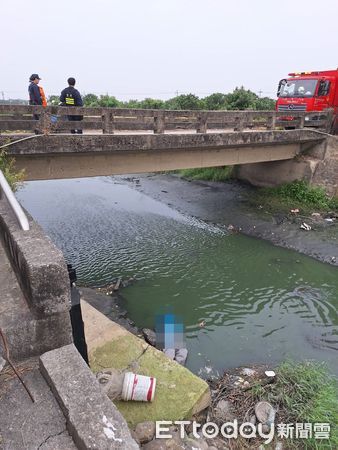 ▲▼台南男抓魚跌落排水溝底　仰躺「頭泡水中」溺斃亡。（圖／記者林東良翻攝）