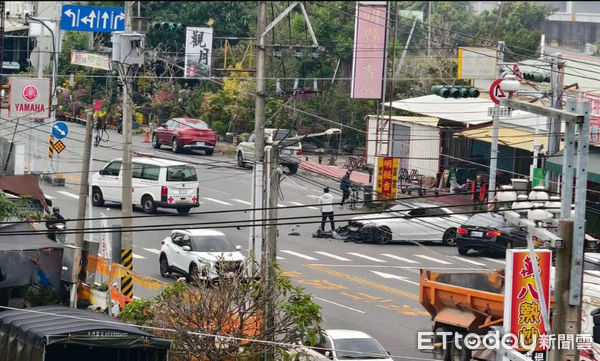 ▲雲林斗六市一輛民營救護車載送發燒患者前往醫院途中，與一輛賓士自小客車發生碰撞。（圖／記者王悉宇翻攝）