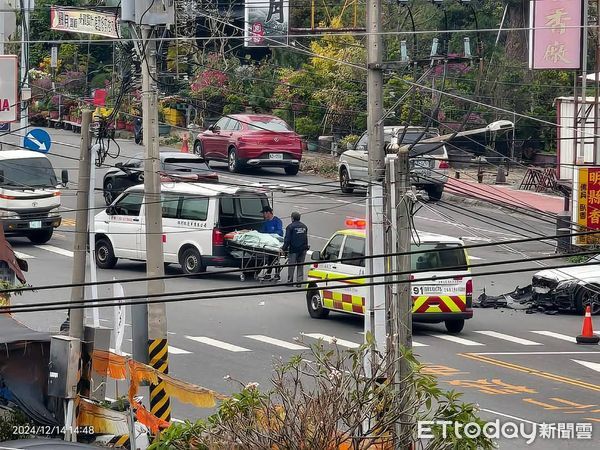 ▲雲林斗六市一輛民營救護車載送發燒患者前往醫院途中，與一輛賓士自小客車發生碰撞。（圖／記者王悉宇翻攝）