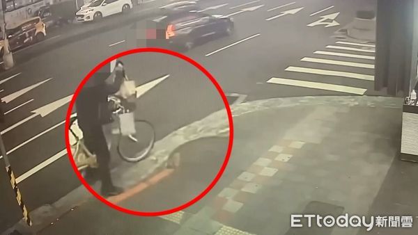 ▲騎乘U BIKE的何男檢到限量香奈兒包包不歸還遭警方依侵占拾得物罪嫌函送法辦。（圖／記者張君豪翻攝）