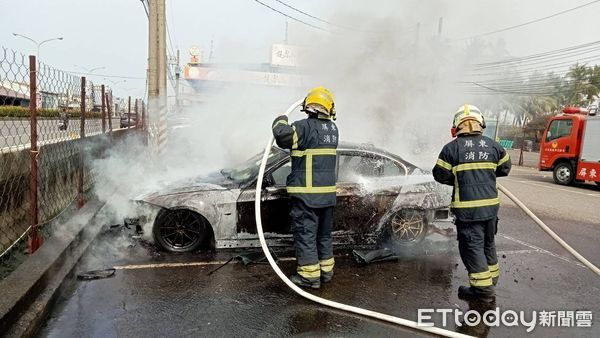 ▲▼屏東縣一家豬腳店停車場發生火燒車             。（圖／記者陳崑福翻攝）