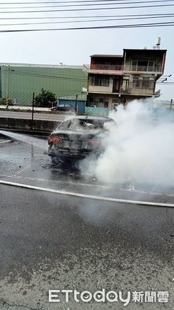 ▲▼屏東縣一家豬腳店停車場發生火燒車             。（圖／記者陳崑福翻攝）