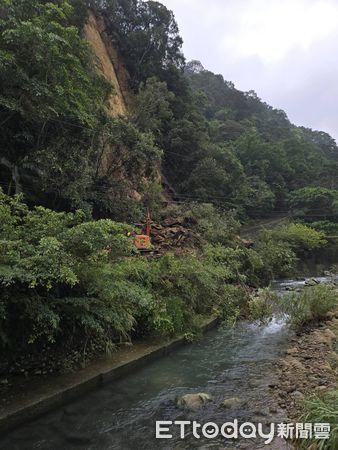 ▲新北新店平廣路一段出現土石坍塌，雙向交通中斷。（圖／記者陸運陞翻攝）