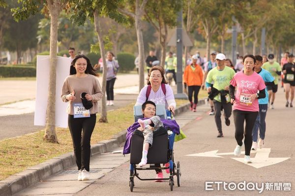 ▲不畏低溫！首屆「瑪利亞天使公益路跑」登場　2700人為愛而跑。（圖／記者游瓊華翻攝）