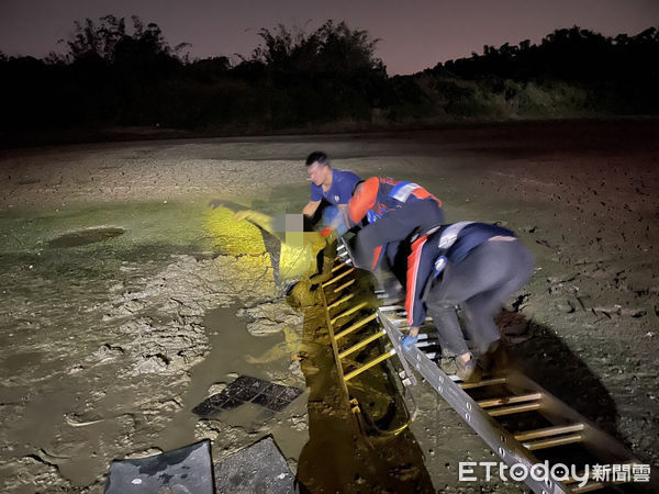 ▲台南市消防局15日晚上據報關廟區關新一街魚塭內有人掉入泥淖，消防人員全力搶救助受困穆男脫險。（圖／民眾提供，下同）