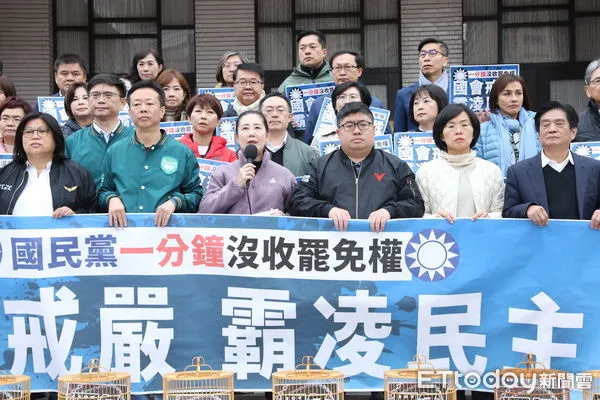 ▲▼民進黨立院黨團全體成員於議場前召開國會戒嚴 霸凌民主 記者會 。（圖／記者屠惠剛攝）