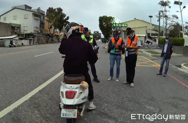 ▲▼花蓮警方配合微型電動二輪車新制上路，加強取締違規行為。（圖／花蓮縣警察局提供，下同）