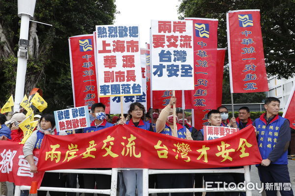 ▲▼雙城論壇，松山機場外正反抗議。（圖／記者湯興漢攝）